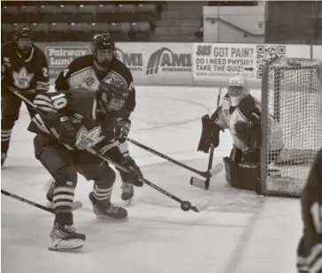  ?? Bill Atwood ?? Elmira forward Ryan Forwell looks to get a handle on the puck during the Kings’ 5-2 win over the LaSalle Vipers Sunday night at the WMC.