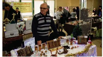  ?? « Un matériau noble » ?? Yves Largillet, retraité et bricoleur dans l’âme, expose ses fabricatio­ns en bois de chêne ou de hêtre. dont il aime l’odeur.