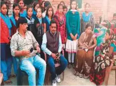  ?? Lata Rani/Gulf News ?? A police officer meets villagers in the presence of Pinki’s classmates after they complained against her marriage.