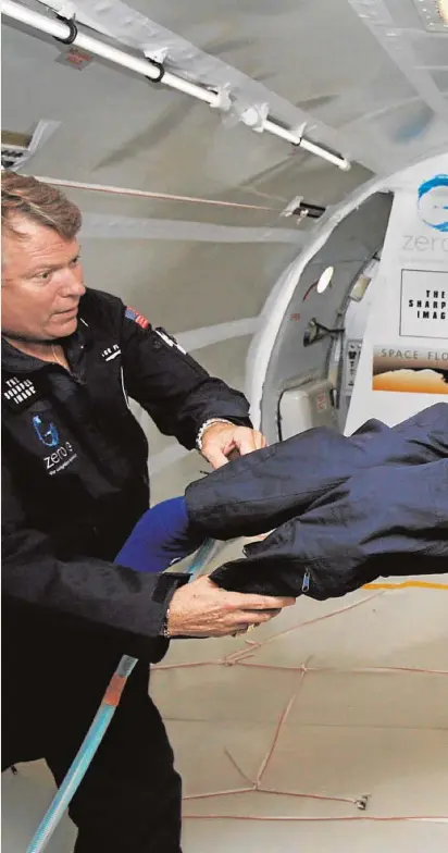  ??  ?? Stephen Hawking, liberado de su silla de ruedas durante el vuelo que en 2007 realizó a bordo de un avión con atmósfera cero