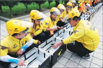  ?? PROVIDED TO CHINA DAILY ?? Employees of Meituan-Dianping prepare to make deliveries in Taiyuan, capital of Shanxi province.