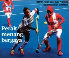  ??  ?? PEMAIN Perak (kiri) cuba melepasi
kawalan pemain Indonesia.