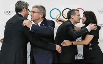  ?? Jean-Christophe Bott/Associated Press ?? Thomas Bach (2º da dir. para a esq.) e os prefeitos Eric Garcetti e Anne Hidalgo na Suíça