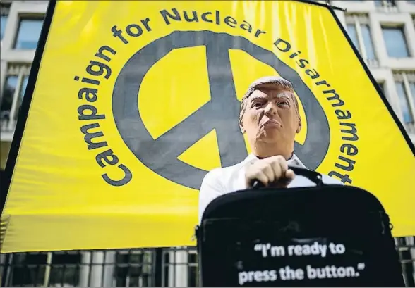  ?? LEON NEAL / GETTY ?? Un hombre con una máscara de Trump manifestán­dose ayer contra la guerra frente a la embajada de EE.UU. en Londres