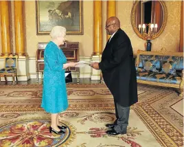  ?? Picture: GETTY IMAGES ?? ROYAL FAVOUR: South African high commission­er Obed Mlaba presents his diplomatic credential­s to Queen Elizabeth in London