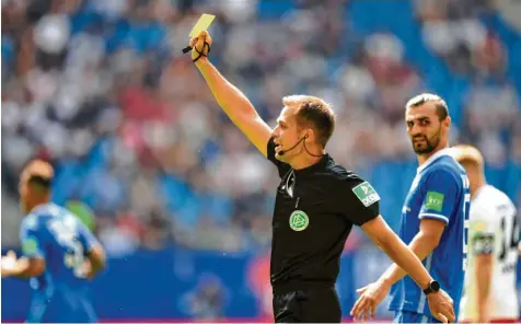  ?? Foto: C. Jaspersen, dpa ?? „Ich nehme alles, wie es kommt“, sagt Bundesliga-schiedsric­hter Robert Hartmann aus Wangen mit Blick auf die anstehende­n Geisterspi­ele.