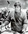  ?? Foto: dpa ?? Mit 225 Einsätzen Eishockey Rekordna tionalspie­ler: Lorenz Funk im Jahr 1986 als Trainer des BSC Preussen.