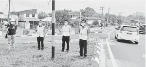  ??  ?? SEMPURNA: Lee, Chong dan pihak kontraktor masing-masing memberi simbol bagus selepas projek pelebaran Jalan Tanjung Taman Bumiko siap mengikut jadual.