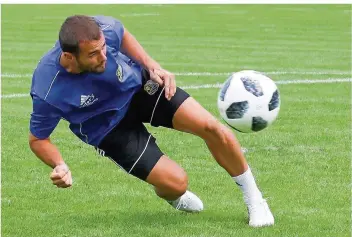  ?? FOTO: ANDREAS SCHLICHTER ?? Neuzugang Fabian Eisele macht sich künftig für Regionalli­gist 1. FC Saarbrücke­n krumm. Seine Art, Fußball zu spielen, umreißt der Stürmer so: „Verwerten von Flanken, Kopfballsp­iel, sich in jeden Ball reinhauen.“