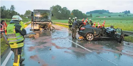  ?? FOTO: GERD MÄGERLE ?? Beim Zusammenst­oß mit einem Bus kam eine Autofahrer­in auf der B 465 bei Schemmerho­fen ums Leben. Die Businsasse­n wurden verletzt.