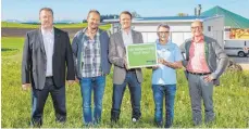  ?? FOTO: PR ?? Die Thüga Energie erzeugte 100 Millionen Kilowattst­unden regionales Bio-Erdgas in ihrer Aufbereitu­ngsanlage in Kißlegg. Lieferant des Rohgases ist die BRV Biologisch­e Reststoff Verwertung. Auf dem Bild von links: Peter Ehret (Thüga Energie), Rainer...