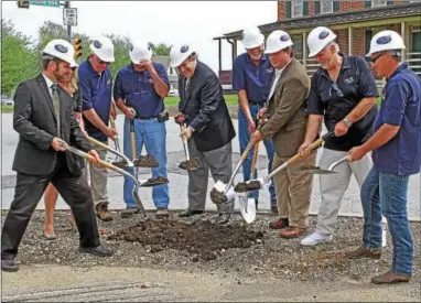  ?? CHRIS BARBER — DIGITAL FIRST MEDIA ?? Officials of PennDOT and Penn Township join state Sen. Andy Dinniman and state Rep. John Lawrence at the ceremonial groundbrea­king of the Route 796 intersecti­on project on Thursday.