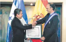  ?? FOTO: CORTESÍA CASA PRESIDENCI­AL ?? El presidente Juan Orlando Hernández al hacer entrega del reconocimi­ento al embajador de España, Miguel Albero Suárez.