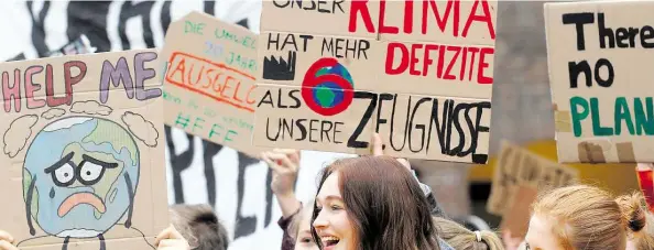  ?? DPA-BILD: ROLAND WEIHRAUCH ?? Ist das Klima noch zu retten? Unter dem Motto „Fridays for Future“demonstrie­ren seit Wochen junge Menschen immer freitags.