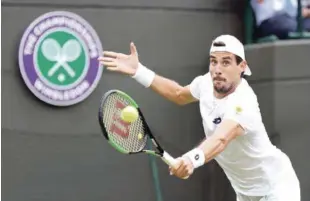  ?? EFE ?? Sorpresa. El tenista argentino Guido Pella devuelve la bola al croata Marin Cilic durante su partido de segunda ronda del torneo de Wimbledon.