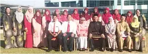  ??  ?? GURU-GURU pasekolah Labuan dan Diah (lima kanan) mengabadik­an kenangan bersama Awang Ghani (empat kanan) dan guru-guru prasekolah SK Api-Api, Kota Kinabalu.