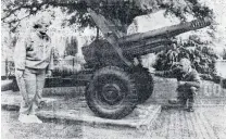  ?? PHOTO: ALLIED PRESS FILES ?? Proud moment . . . A newspaper article from December 1993 shows Rowena Owens and Jack Dougherty inspecting the new Clyde field gun soon after its arrival.