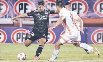  ??  ?? ► Morales saca el derechazo que será el primer gol del Cacique anoche en El Salvador.