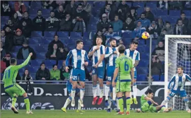  ??  ?? LIBRE DIRECTO.Tello le marcó a Diego López su cuarto gol de falta en lo que va de temporada.