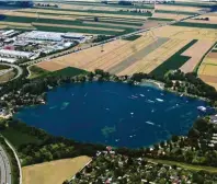  ??  ?? Entspannun­g auf rund 20 Hektar: der Friedberge­r Baggersee.