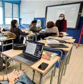  ??  ?? Dentro e fuori Sopra lezione in classe per il 50% degli studenti all’Istituto Tecnico Marco Polo di Firenze. Sotto la protesta dei liceali bergamasch­i che non possono ancora tornare in aula