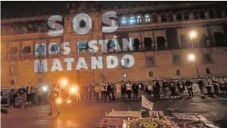  ?? AFP ?? Acto en memoria de las asesinadas, frente al Palacio Nacional de México
