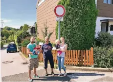  ?? RP-FOTO: CZ ?? Dennis Endrulat mit seiner Frau Bettina und den Kindern Nick und Emilie sowie Edelbert Bahle (2.v.l.) sind erbost über die vielen Autofahrer.