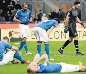  ?? LUCA BRUNO/AP ?? Tristeza. Jogadores da Itália desabam em campo após o término da partida em Milão