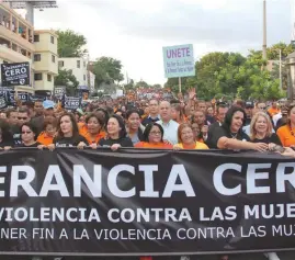  ??  ?? ↑ Manifestan­tes reclaman el cese de la violencia contra la mujer.