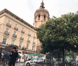  ??  ?? Schon in der Innenstadt auf der Plaza de la Reina sieht man: Valencia ist Orangenlan­d.