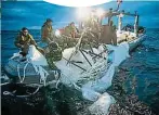  ?? ?? 美国海军提供的图片显­示，潜水员们在南卡罗来纳­州默特尔比奇海岸附近­回收被击落的中国气球。（美联社照片）
