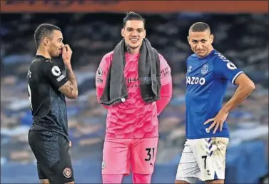  ??  ?? Gabriel Jesús, Ederson y Richarliso­n, al finalizar el partido.