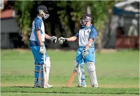  ?? LAWRENCE GULLERY ?? Batsmen James Houghton and Jake O’Connor take a break in between overs on Sunday afternoon.