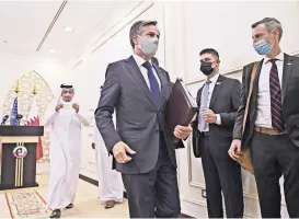  ?? FOTOGRAFÍA POR OLIVIER DOULIERY ?? Antony J. Blinken, secretario de Estado de EE. UU. (izq.), se reunió con funcionari­os qataríes en Doha el mes pasado.