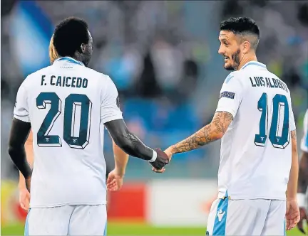  ?? ALBERTO LINGRIA / REUTERS ?? Celebració­n. Felipe Caicedo (i) es felicitado por el español Luis Alberto, tras el gran pase de taco que el ariete ecuatorian­o le realizó en el primer gol del Lazio ante el Apollon.