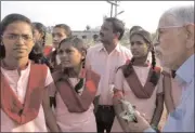  ??  ?? ABOVE: Murli Pendharkar at an all girls school near Ichalkaran­ji. BELOW: Murli Pendharkar performs puja.