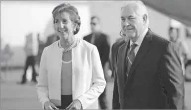  ??  ?? La embajadora estadounid­ense en México, Roberta Jacobson, recibe al secretario de Estado de EE.UU., Rex Tillerson, ayer en suelo mexicano