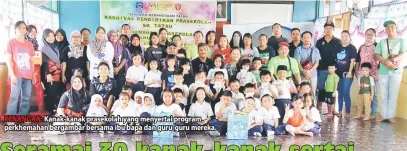  ??  ?? KENANGAN: Kanak-kanak prasekolah yang menyertai program perkhemaha­n bergambar bersama ibu bapa dan guru-guru mereka.