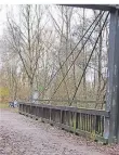  ??  ?? Die Holzbrücke am Deichweg nutzen viele für den Weg zur Gesamtschu­le.