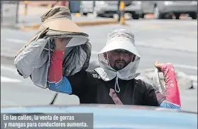  ??  ?? En las calles, la venta de gorras y mangas para conductore­s aumenta.