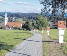  ?? FOTO: HIEBERVERE­IN ?? Alle Stationen des neuen Kreuzwegs haben jetzt ein rotes Dächle bekommen.