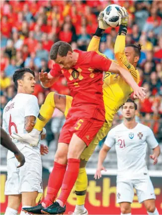  ??  ?? El portero de Portugal y el de Bélgica fueron los protagonis­tas en el empate de ayer.
