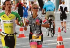  ?? Foto: Brenner ?? Martin Brenner und seine Freundin Jasmin Brammert auf dem Weg ins Ziel beim Hamburg Triathlon.