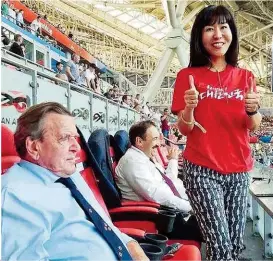  ??  ?? Ex- Bundeskanz­ler Gerhard Schröder enttäuscht, dafür jubelt seine koreanisch­e Frau Soyeon Kim.