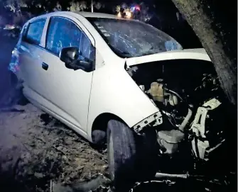  ??  ?? El automóvil terminó impactándo­se contra un árbol