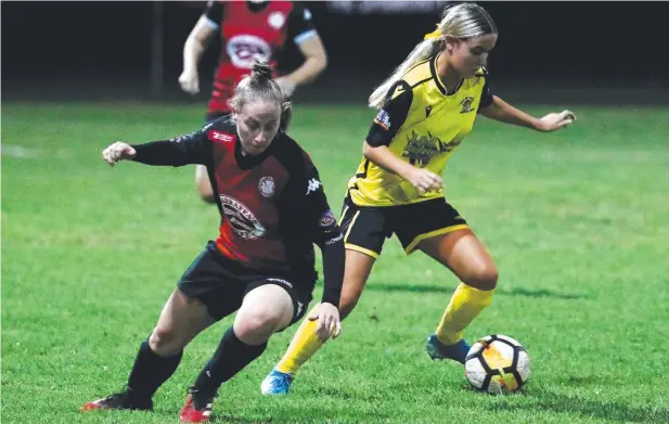  ?? Picture: STEWART MCLEAN ?? Leichhardt’s Kaila Musumeci and Edge Hill’s Kylie Vecchio during the FNQ Premier League clash at Tiger Park.