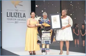  ??  ?? ICIKO u-Esther Mahlangu ngelinye lezingqala­butho zakuleli eselike lahlonishw­a kumaLilize­la Tourism Awards
Isithombe: FACEBOOK/LILIZELA