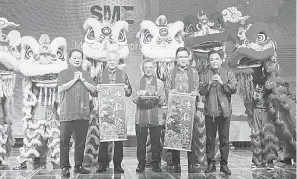  ?? ?? ALBUM: Joachim (tengah), Foo (dua kiri), Phoong (dua kanan) serta tetamu kehormat lain merakamkan gambar kenangan.