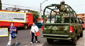  ??  ?? USO. En uno de los documentos destaca que la Secretaría de la Defensa Nacional (Sedena) ha adquirido, al menos, 17 tipos de refaccione­s para el fusil Barrett calibre 0.50.