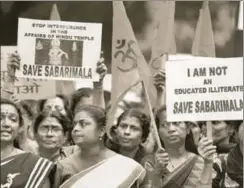  ?? AMAL KS/HT PHOTO ?? ■ Members of the Ayyappa Dharma Samrakshan­a Samithi hold placards during a protest in New Delhi against the Supreme Court verdict on the entry of women of all ages into the Ayyappa Temple in Sabarimala, October 14